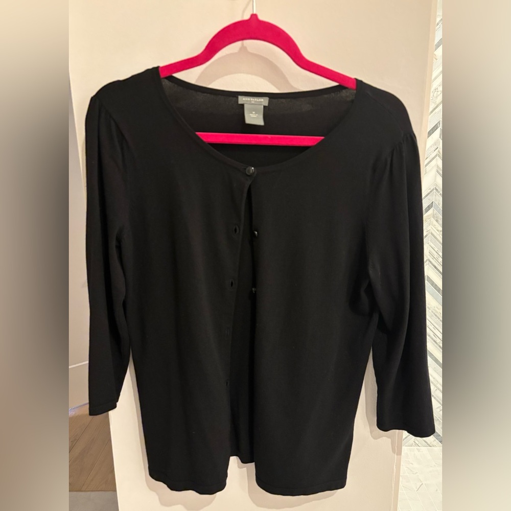Ann Taylor Crew Neck Quarter Length Sleeve, 
SZ M